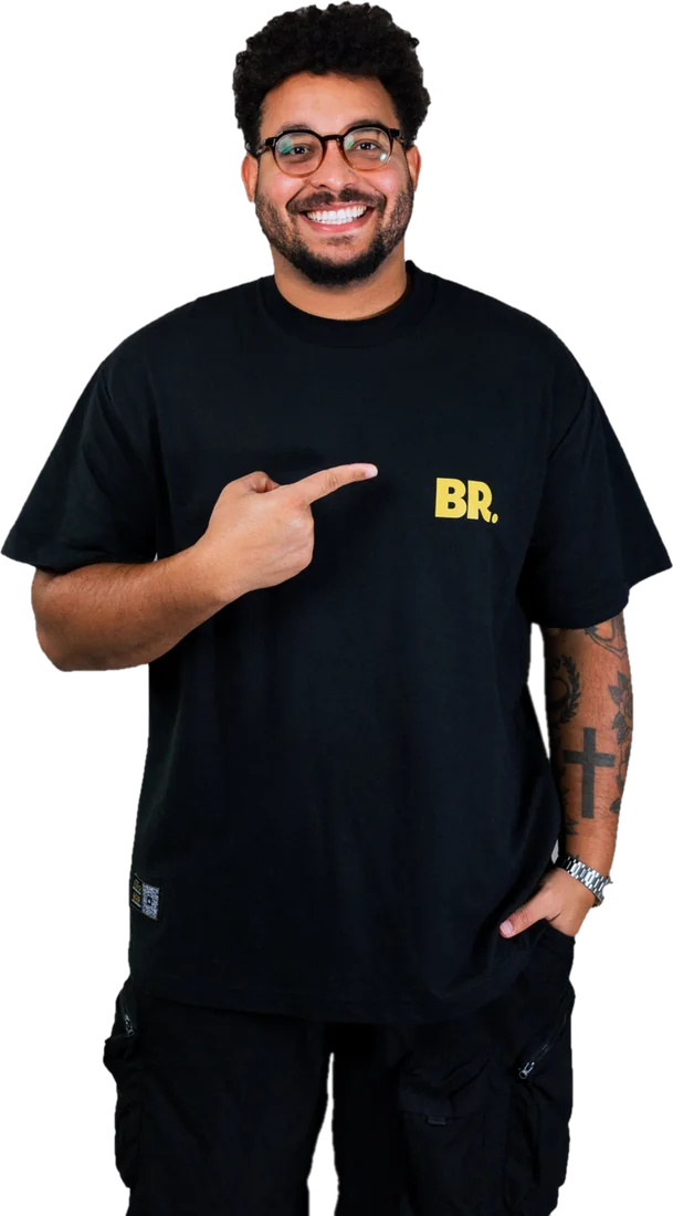 Billy, rosto do BRFUTSAL, sorrindo e apontando para o símbolo BR. da camiseta