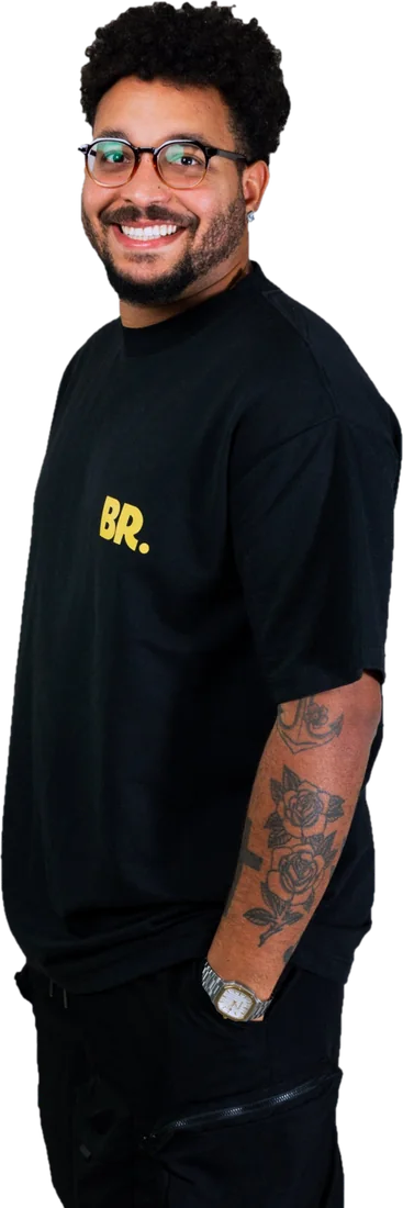 Billy de lado, sorrindo, com o símbolo BR. na camiseta
