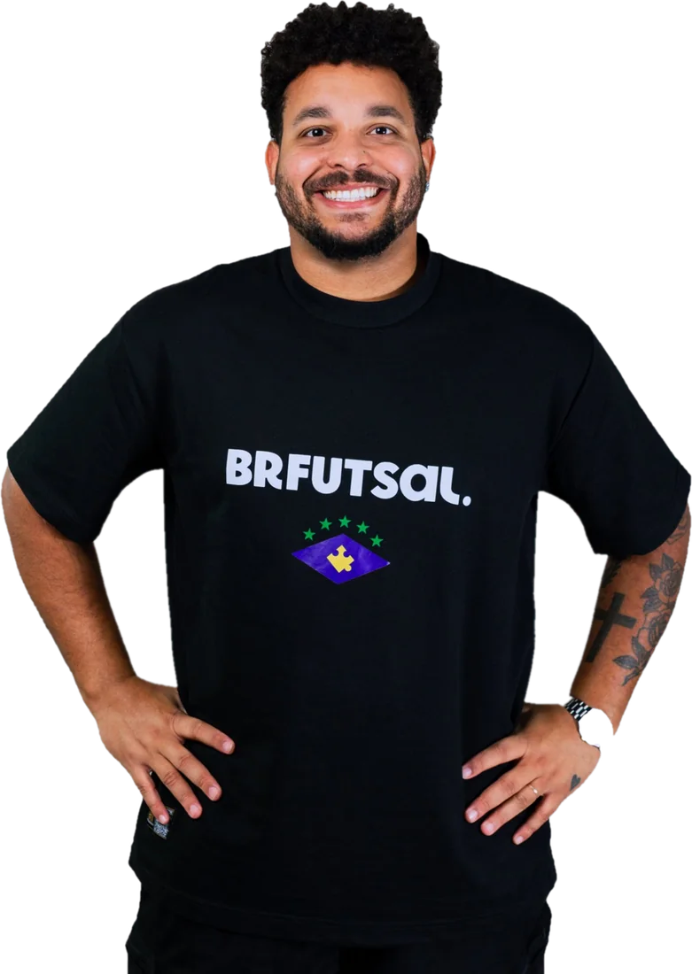 Billy de frente, com as mãos na cintura, vestindo a camiseta preta BRFUTSAL